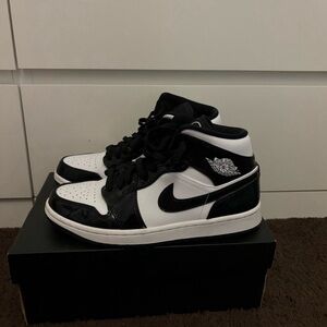 Jordan 1 Mid Carbon Fiber